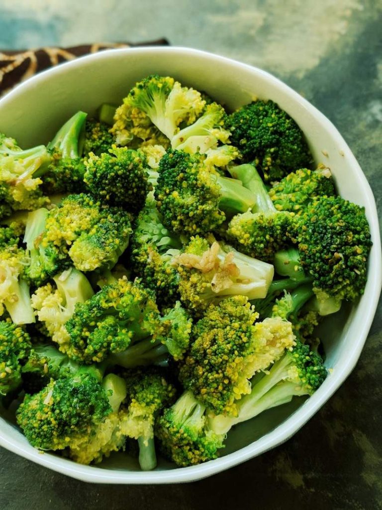 Easy 5-minute Microwave Steamed Broccoli with garlic + 5 quick dinner ideas